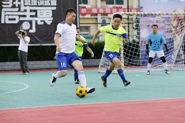 班凯罗三双魔术克鹈鹕 库兹马31分奇才胜国王